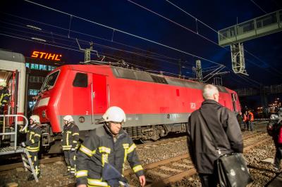 Waiblingen: 161 Personen aus Zug evakuiert - Stromabnehmer von Zug kurz vor dem Bahnhof abgerissen
